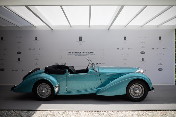 Това е гордостта на френското автомобилостроене в продължение на две десетилетия - от 1936 до 1954. Версията М разполага с по-голям, 3.6-литров мотор, с максимална мощност 115 конски сили. Тази конкретна кола е от 1938.